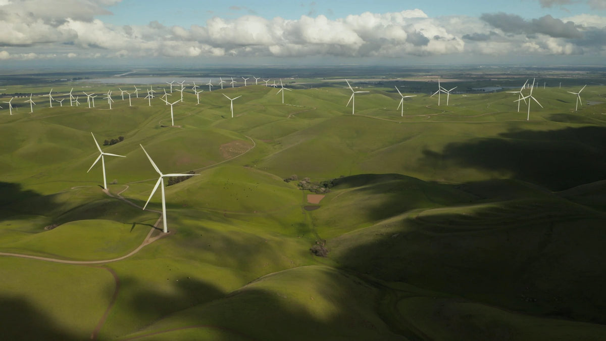 Windturbines op groene glooiende heuvels